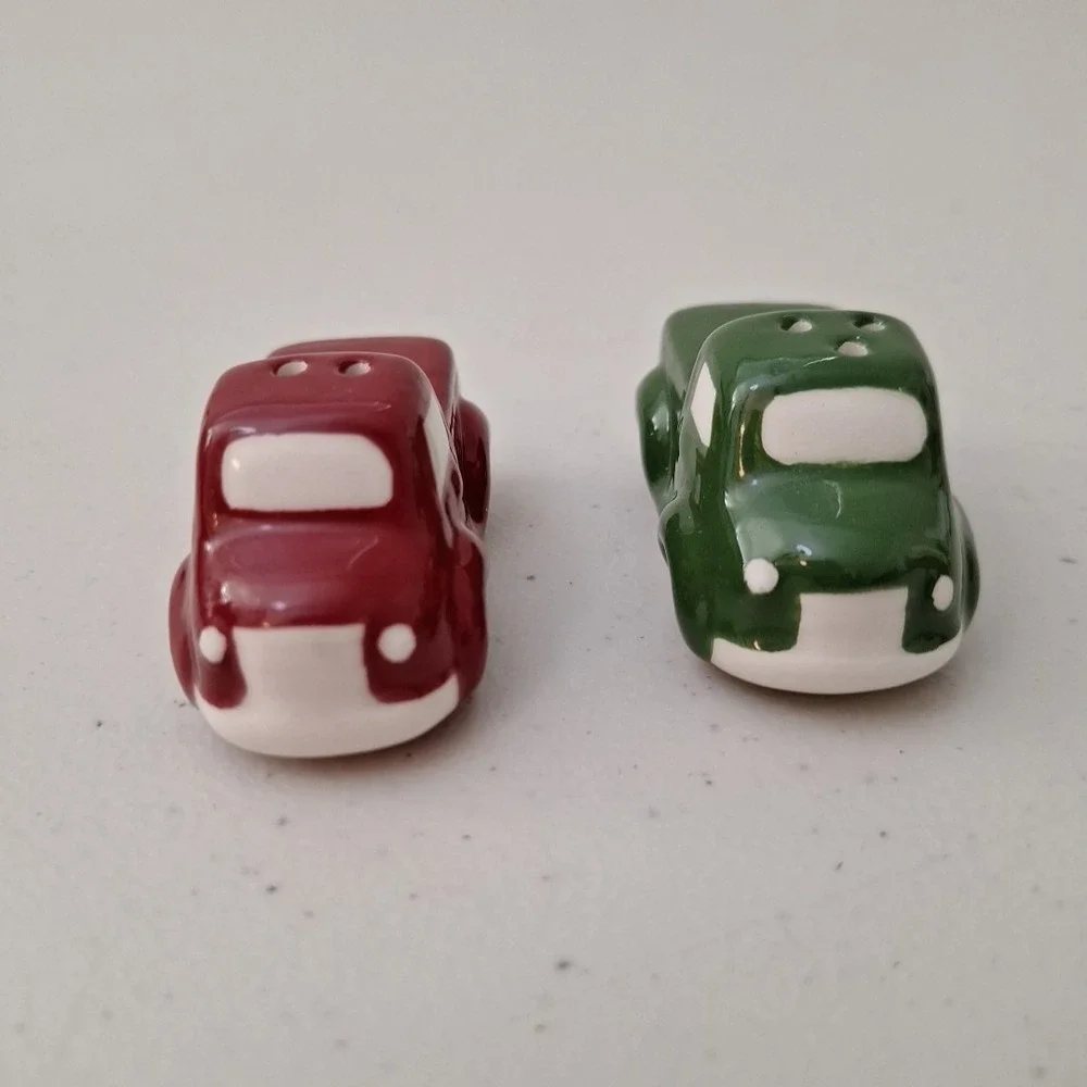 Cracker Barrel Christmas Red & Green Pickup Trucks Salt & Pepper Shakers
